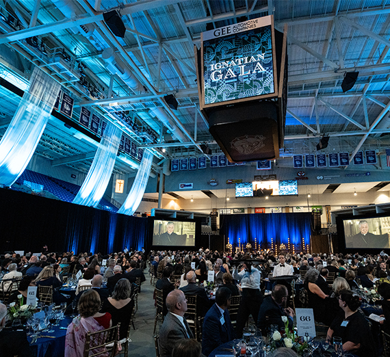 カティア・パセリーニ学長がヘミングソンセンターの窓の前で立っている。